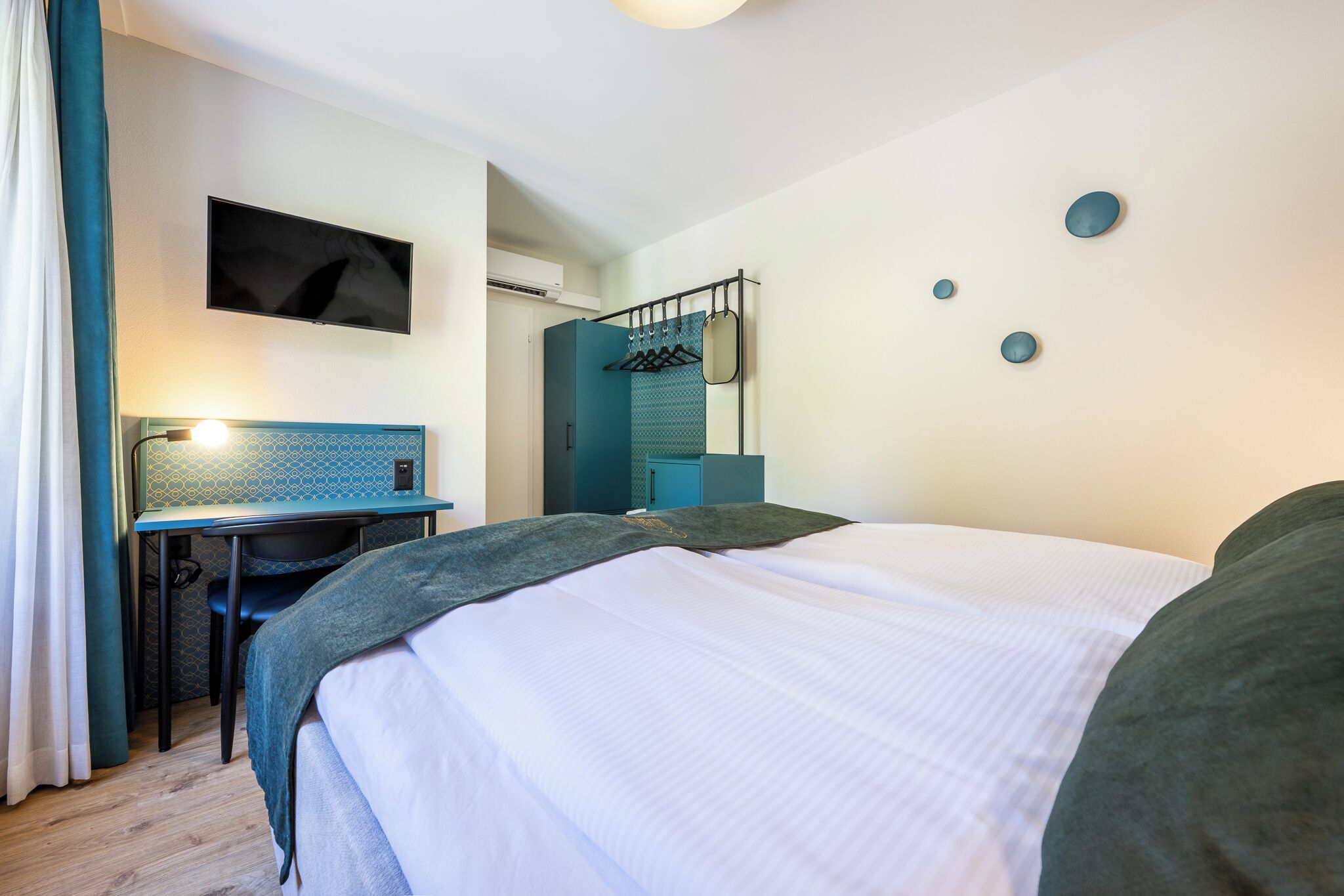 family room | hypo-allergenic bedding, minibar, in-room safe, desk