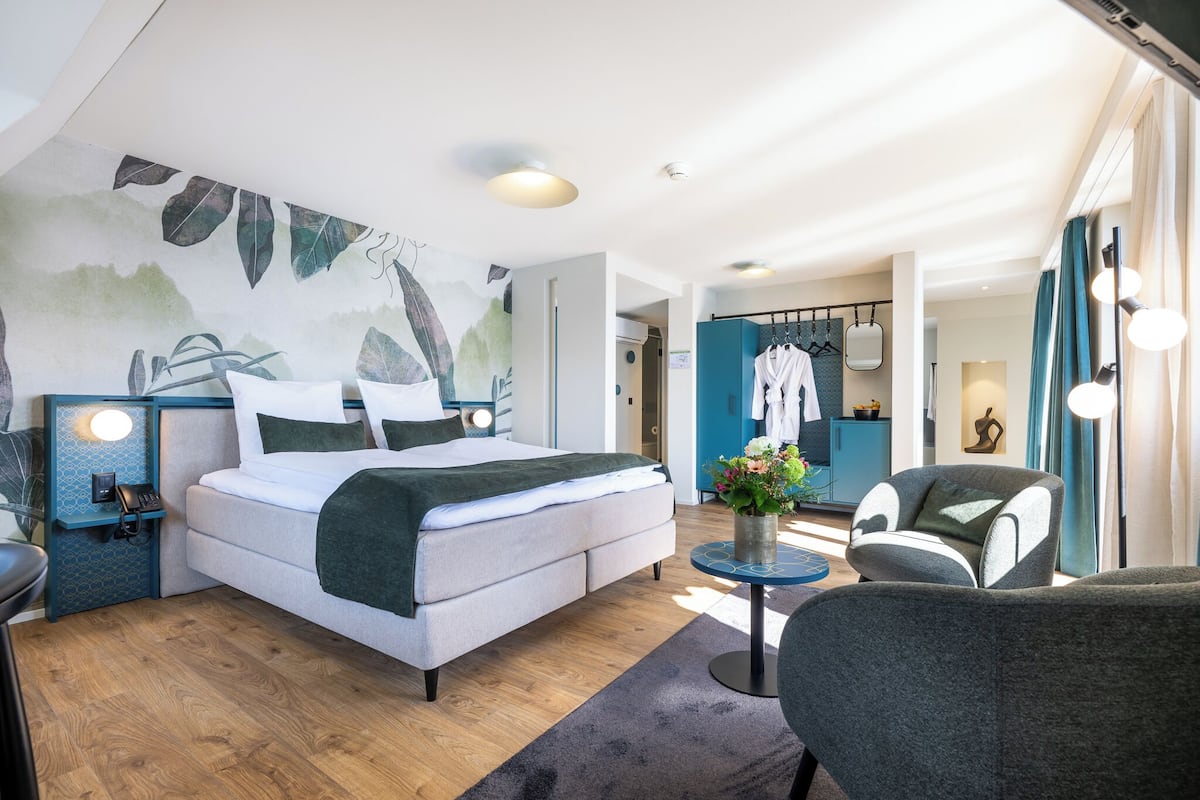 junior double room | hypo-allergenic bedding, minibar, in-room safe, desk