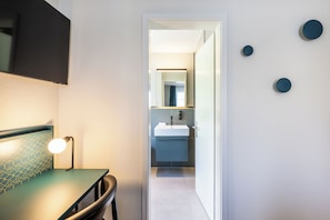 Comfort-huone | Kylpyhuone | Suihku, ympäristöystävälliset hygieniatuotteet, hiustenkuivaaja