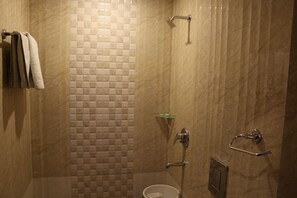 Shower, free toiletries, hair dryer, towels - Hotel All Iz Well (New Delhi)