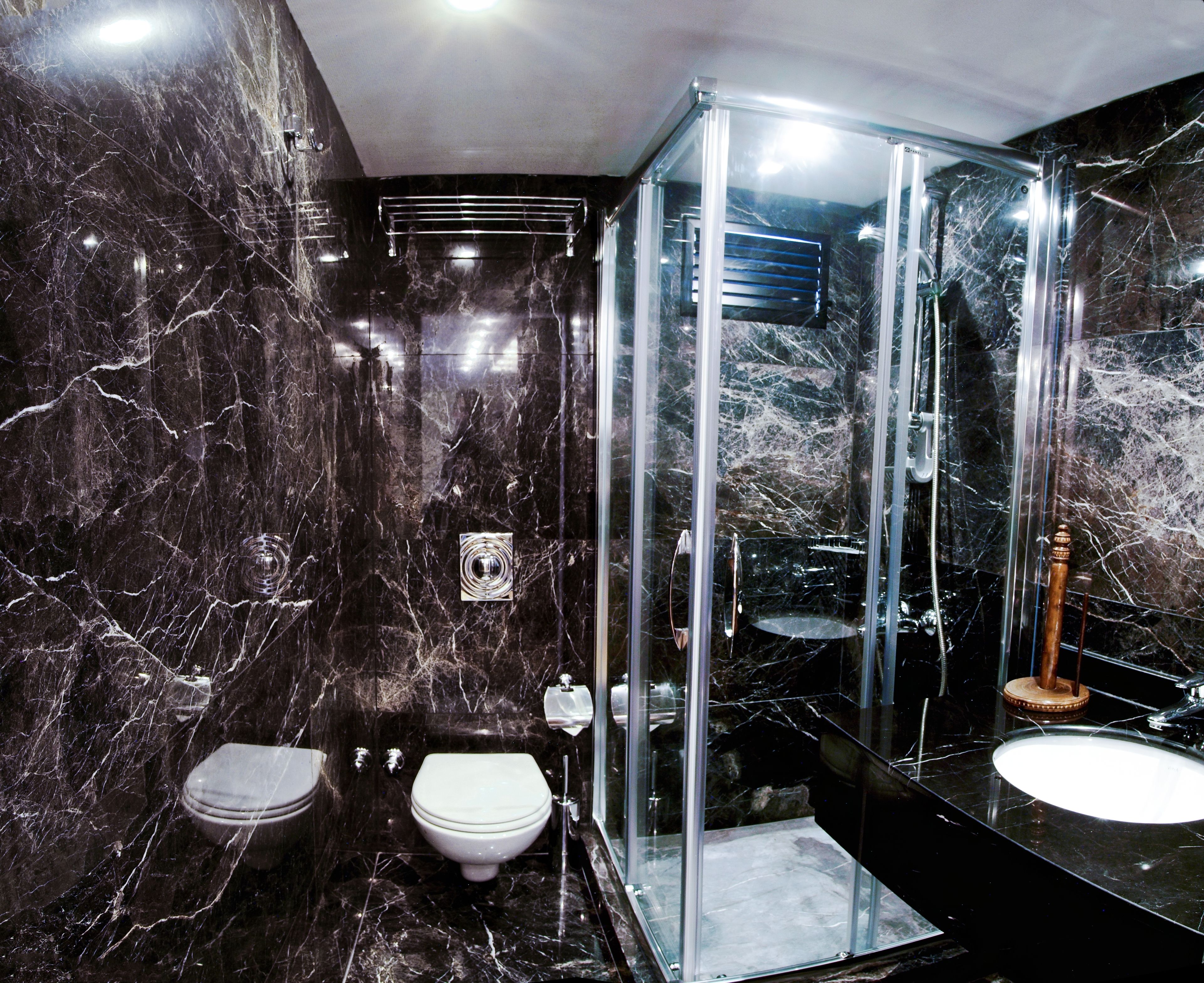 Suite | Badezimmer | Dusche, Regendusche, kostenlose Toilettenartikel, Haartrockner
