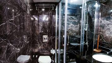 Suite | Badezimmer | Dusche, Regendusche, kostenlose Toilettenartikel, Haartrockner