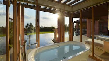 Suite Villa Bayfront (2 Bedrooms, Non Smoking) | Deep soaking bathtub