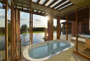 Suite Villa Bayfront (2 Bedrooms, Non Smoking) | Deep soaking bathtub