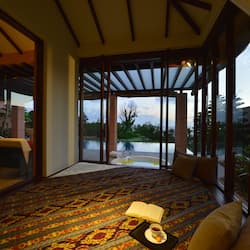 Suite, piscina privata | Minibar, una cassaforte in camera, una scrivania, tende oscuranti