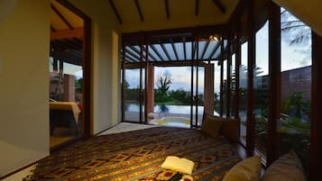 Suite, alberca privada | Minibar, caja de seguridad en la habitación y escritorio