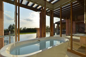 스위트, 침실 2개, 금연 (Bayfront) | 욕실 | 샤워기/욕조 결합, 전신 욕조, 고급 세면용품, 헤어드라이어
