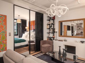 Apartemen, 1 kamar tidur | Seprai premium, minibar gratis, brankas, dan meja kerja