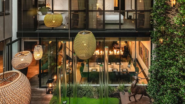 A modern building with a dining area, large windows, and decorative lighting. - Balthazar Hotel & Spa Rennes - MGallery Collection (Rennes)