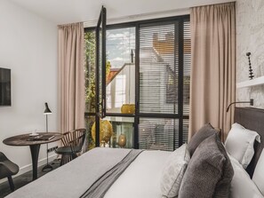Premium bedding, free minibar, in-room safe, desk