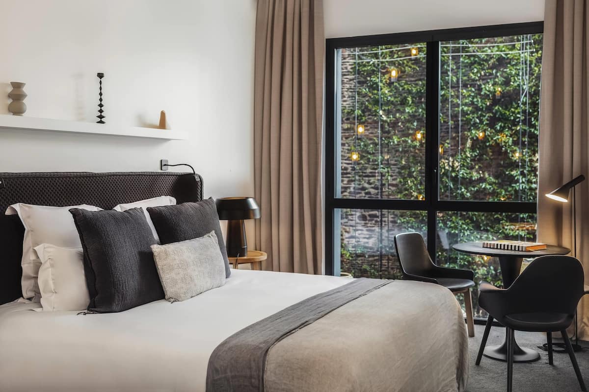 Superior Room, 180x200 cm bed, patio view
