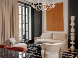 Premium bedding, free minibar, in-room safe, desk