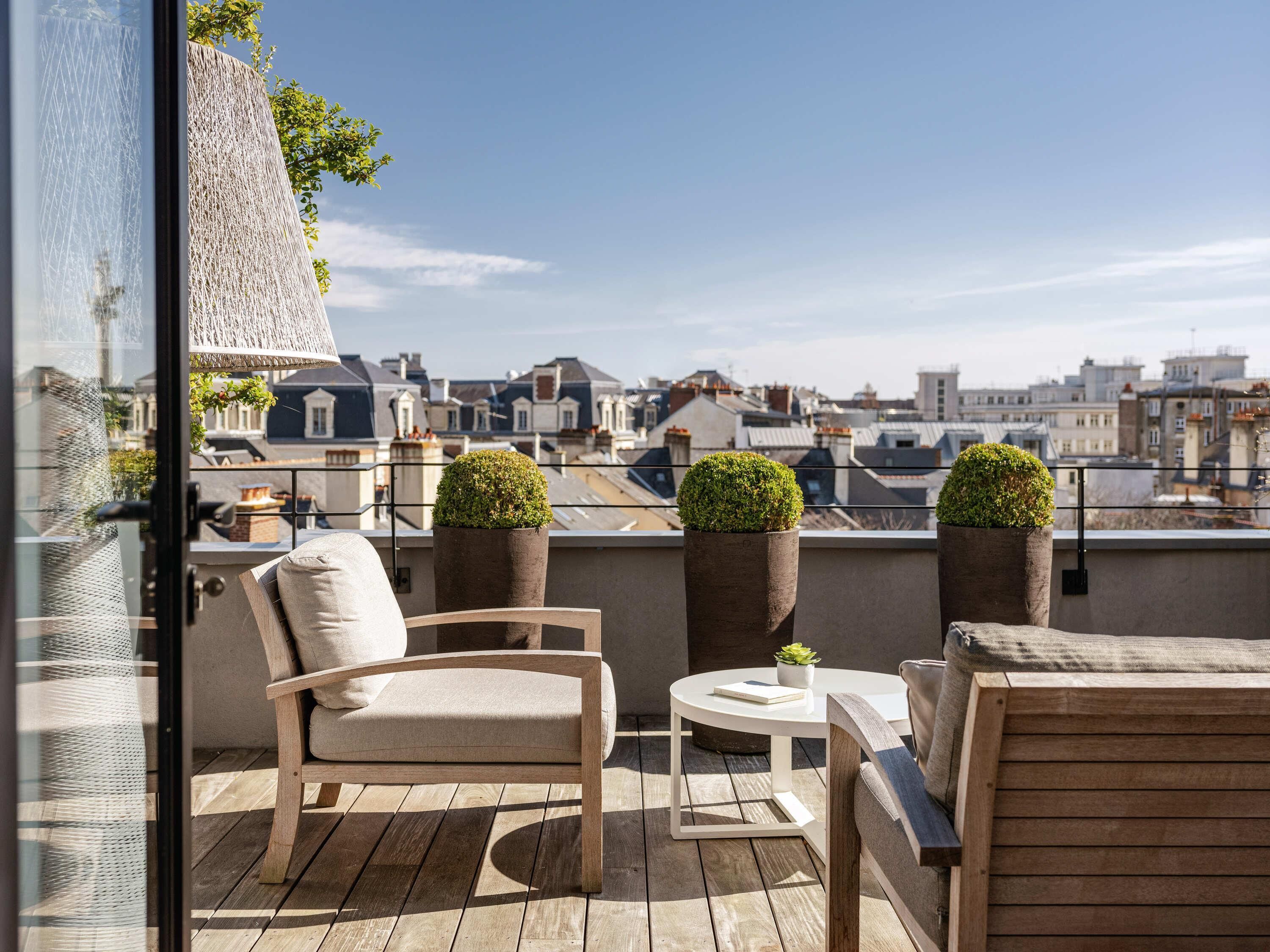 Deluxe suite, 1 kingsize bed | Luxe beddengoed, een gratis minibar, een kluis op de kamer, een bureau