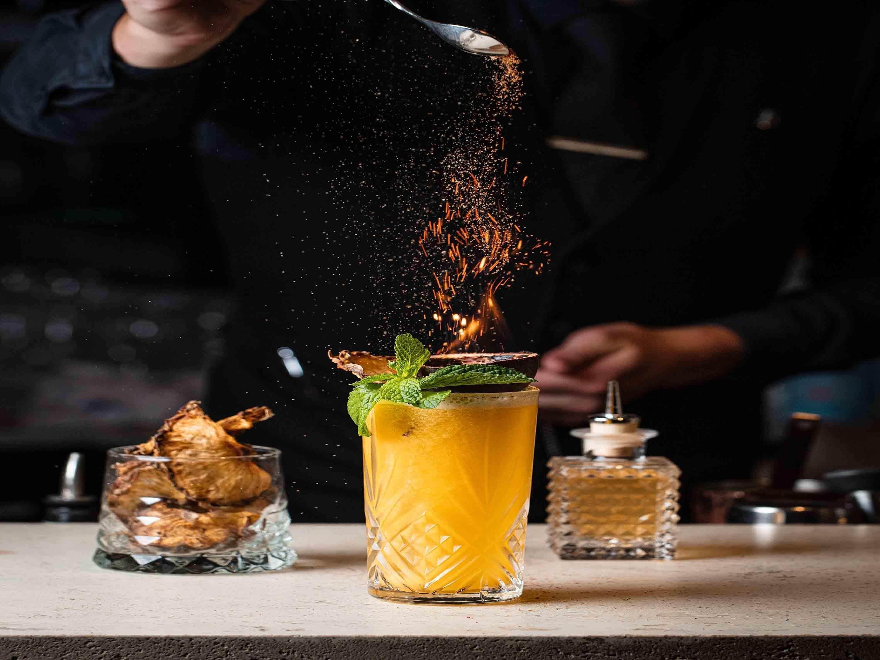 Cocktailin valmistusvaiheessa joukkoon lisätään teelusikallinen jauhetta, jolloin syntyy näyttävä, kipinöitä muistuttava efekti.