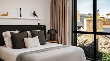 Ropa de cama de alta calidad y minibar con artículos gratuitos