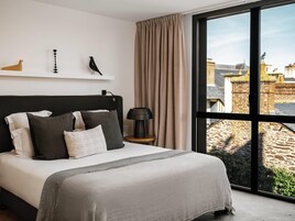 Ropa de cama de alta calidad y minibar con artículos gratuitos 