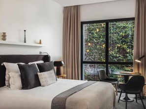 Superior-Zimmer, 1 Queen-Bett, Terrasse | Hochwertige Bettwaren, kostenlose Minibar, Zimmersafe, Schreibtisch