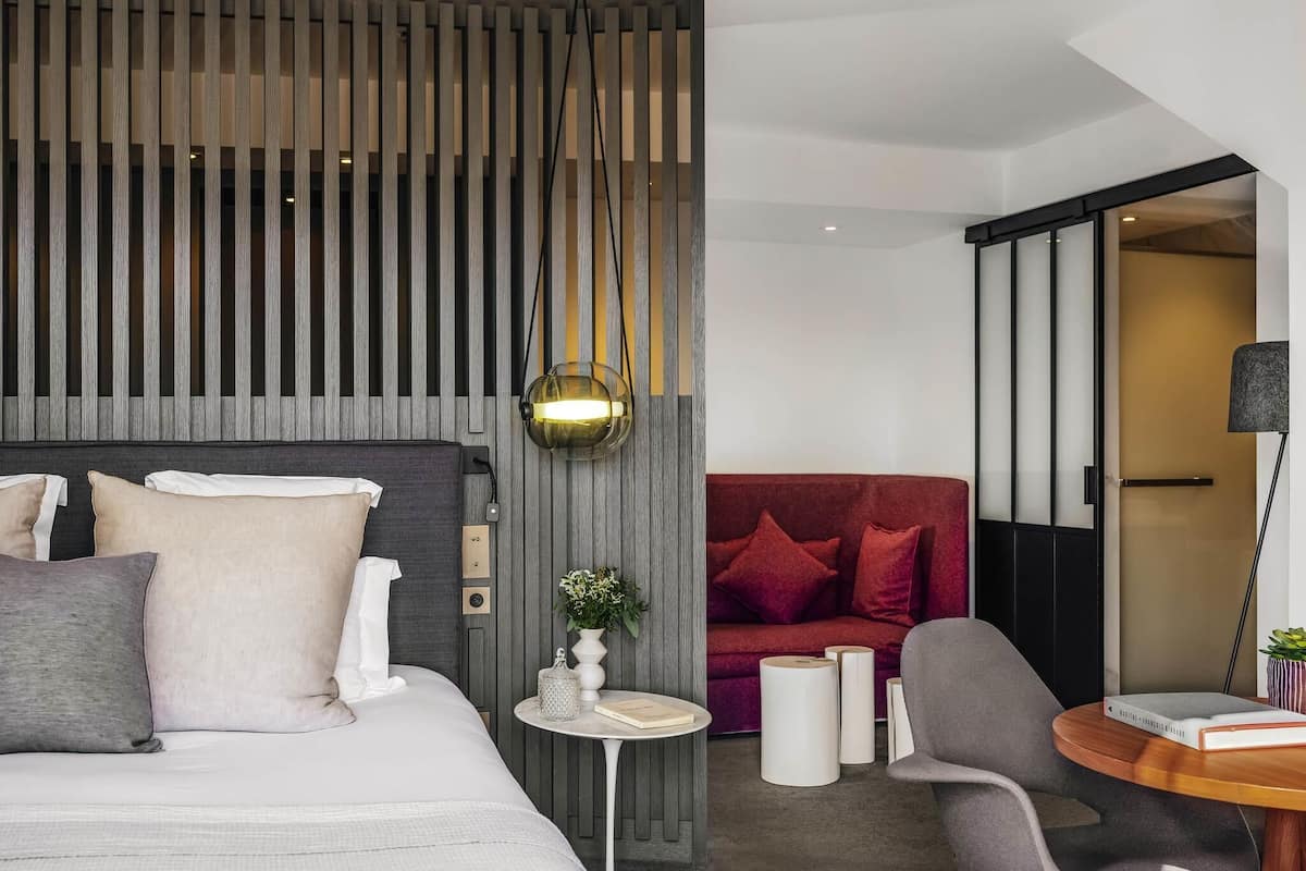 Svit Deluxe - 1 kingsize-sÀng | SÀngtillbehör av högsta kvalitet och gratis produkter i minibar