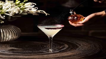 Bar (trong khuôn viên)