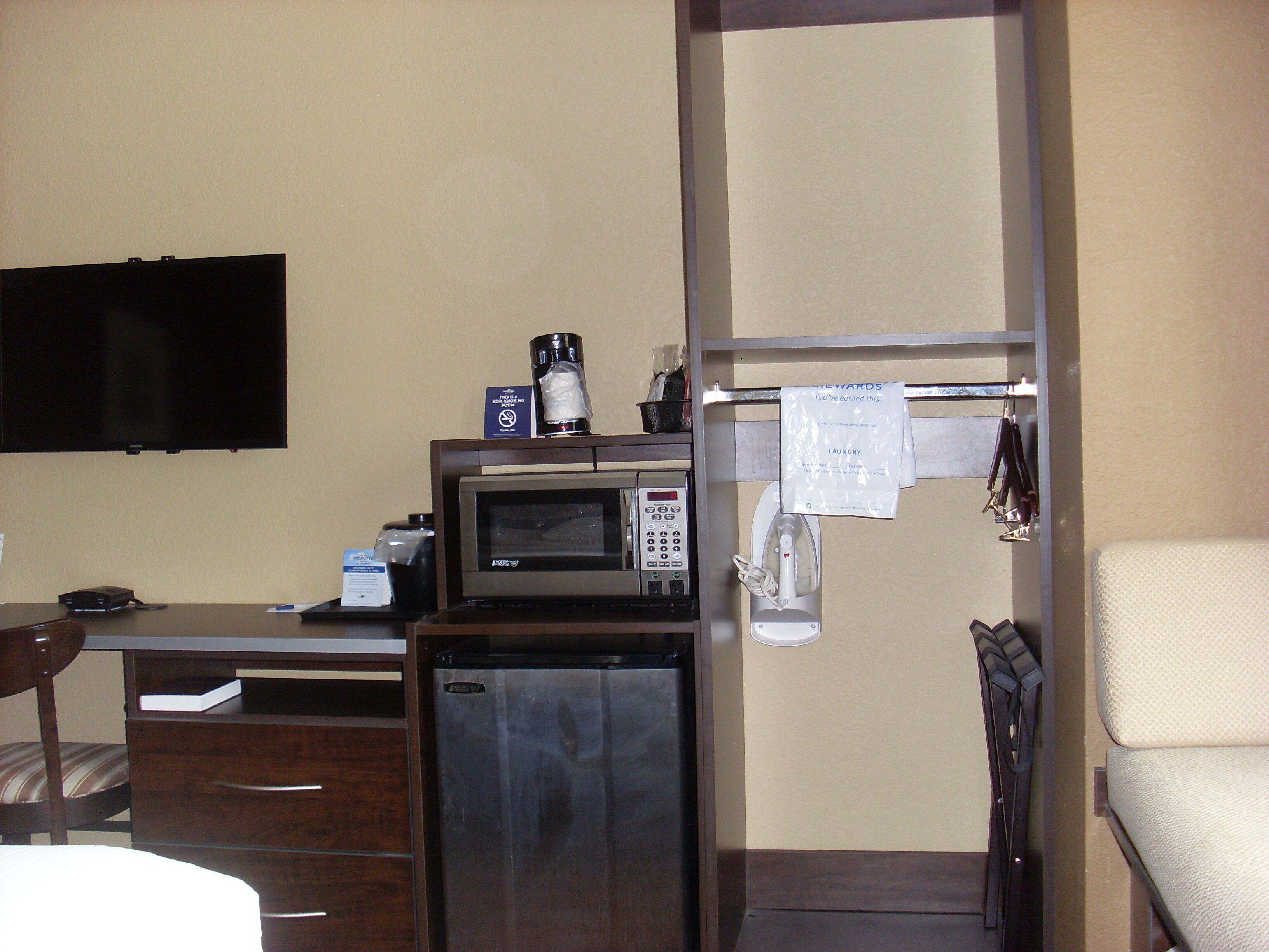 basic room, 1 queen bed, accessible, non smoking (mobility, roll-in shower) | hypo-allergenic bedding, individually decorated, individually furnished