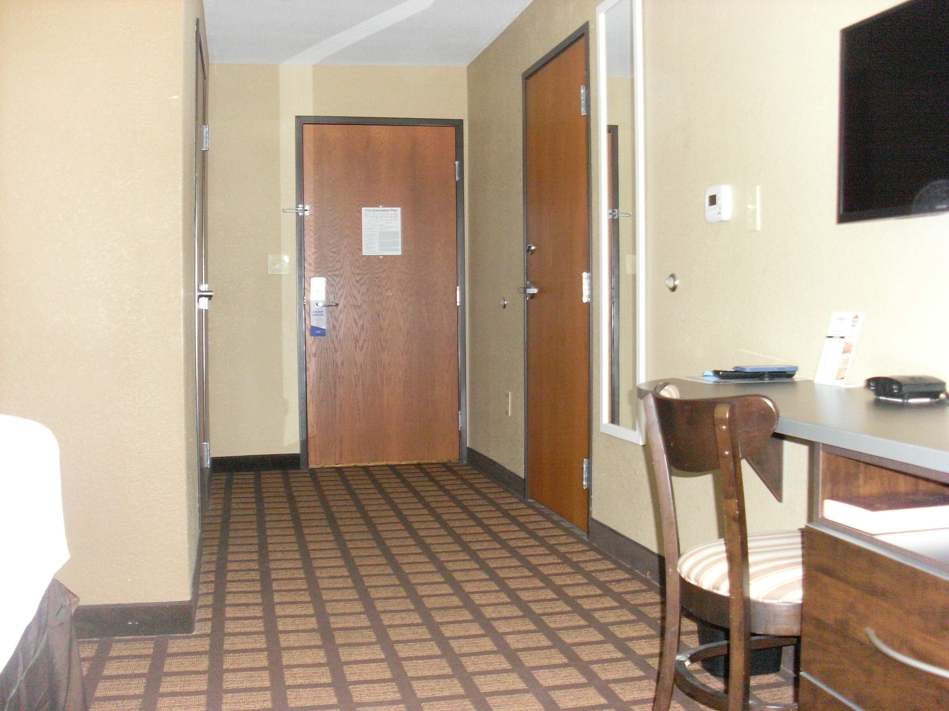 basic room, 1 queen bed, accessible, non smoking (mobility, roll-in shower) | hypo-allergenic bedding, individually decorated, individually furnished