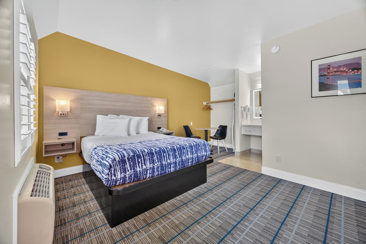 Quarto standard, 1 cama Queen | Escrivaninha, ferros/tábuas de passar roupa, Wi-Fi de cortesia