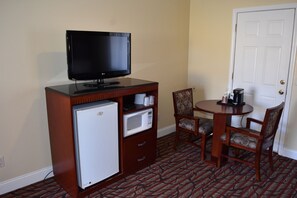 Standard Double Room | Television - Seaside Inn (Seaside)