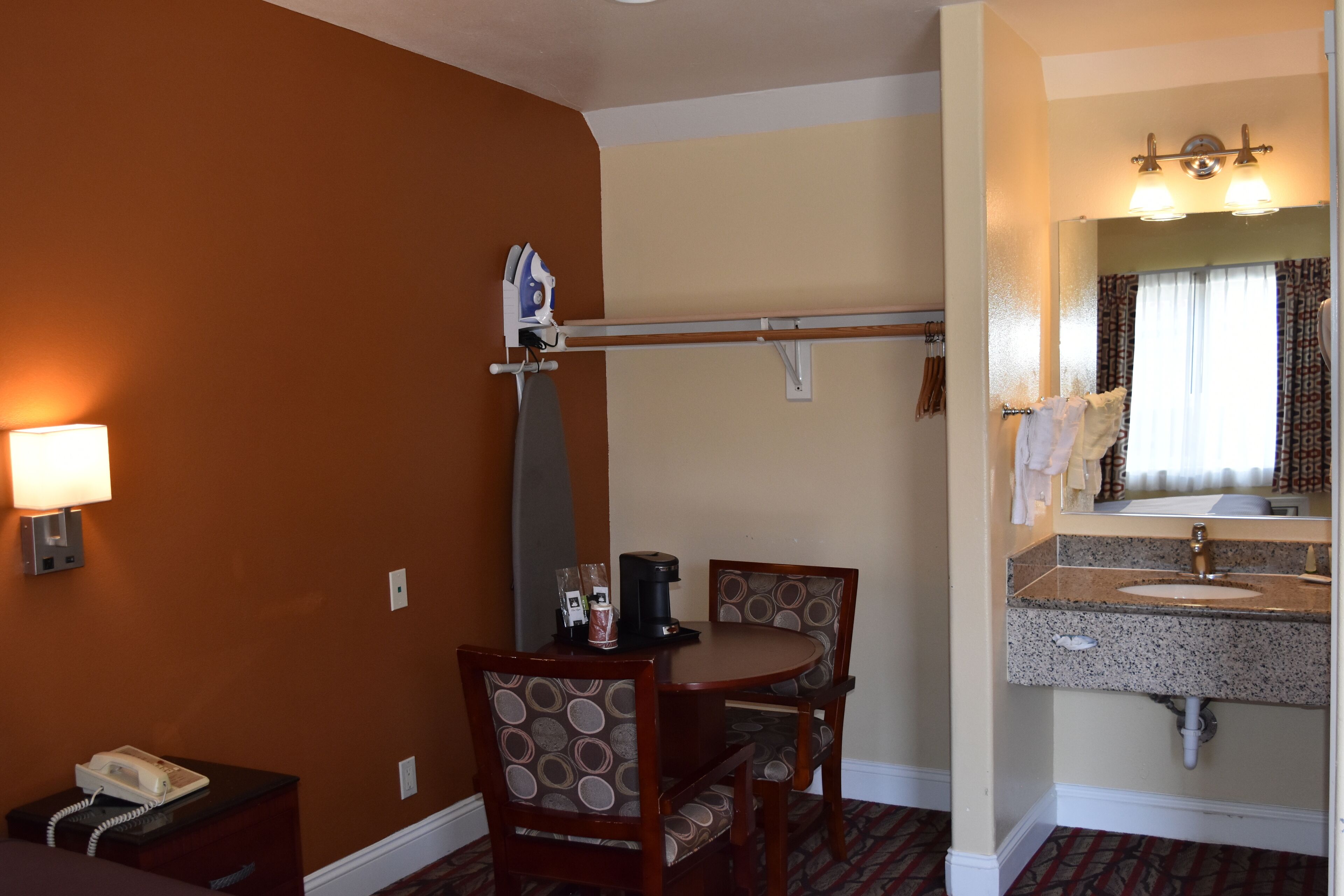 Standard Room, 1 Queen Bed | Living room | Flat-screen TV, pay movies