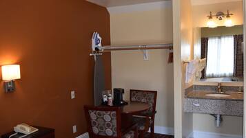 Standard Room, 1 Queen Bed | Living room | Flat-screen TV, pay movies