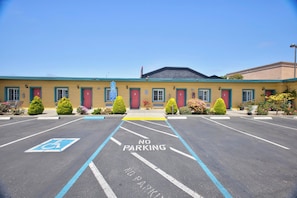 Exterior - Seaside Inn (Seaside)