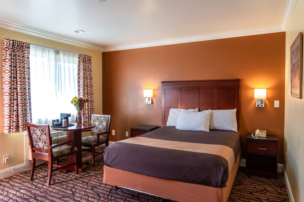 Standard Room, 1 Queen Bed | Desk, iron/ironing board, free WiFi