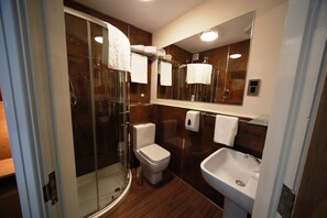 Doccia, set di cortesia gratuito, asciugacapelli, asciugamani