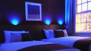 Hypo-allergenic bedding available, in-room safe, desk, soundproofing - Le Villé Hotel (Manchester)