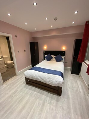 Hypo-allergenic bedding, in-room safe, desk, soundproofing - Le Villé Hotel (Manchester)