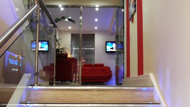 Interior entrance - Le Villé Hotel (Manchester)