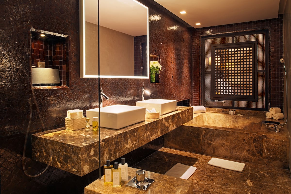 separate bathtub and shower, deep-soaking bathtub, rainfall showerhead