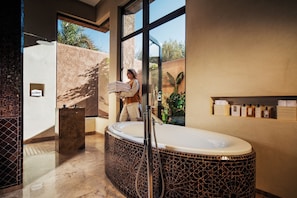 Separate bathtub and shower, deep-soaking bathtub, rainfall showerhead