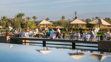 Indoor pool, 4 outdoor pools, pool umbrellas, sun loungers