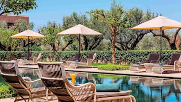 Una piscina cubierta, 4 piscinas al aire libre, sombrillas, tumbonas