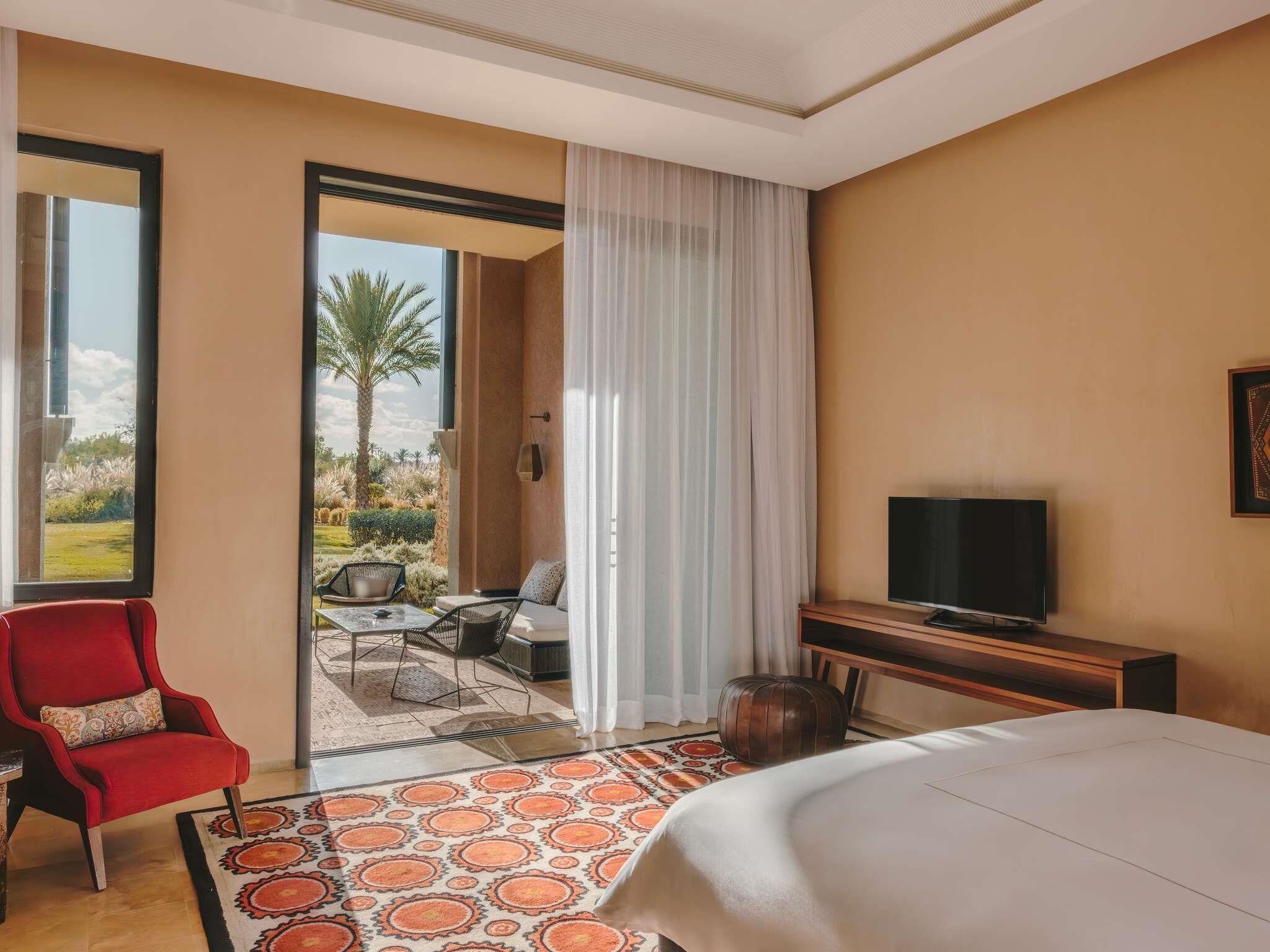 Dluxe Suite Garden View | Frette Italian sheets, premium bedding, pillowtop beds, in-room safe