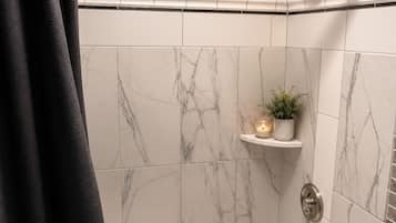 Combined shower/bathtub, rainfall showerhead, designer toiletries