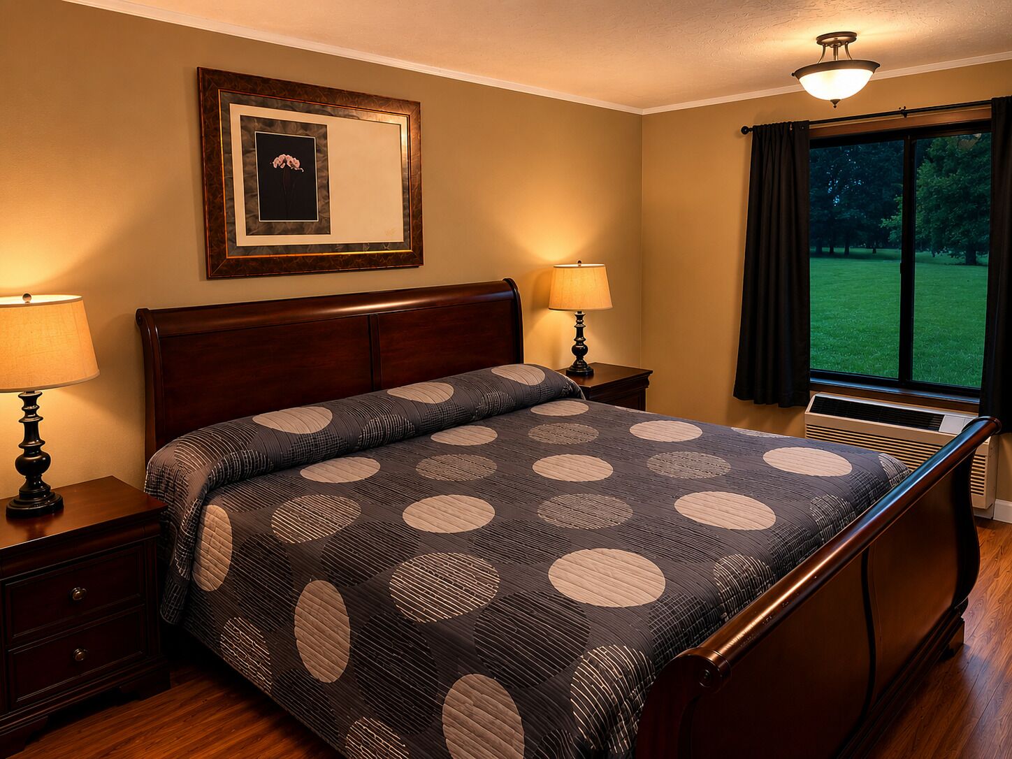 Traditional Room, 1 King Bed | Individually decorated, individually furnished, iron/ironing board