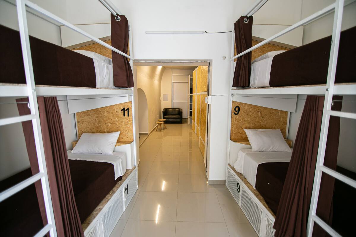 Dortoir Partagé | Coffres-forts dans les chambres, rideaux occultants, Wi-Fi gratuit