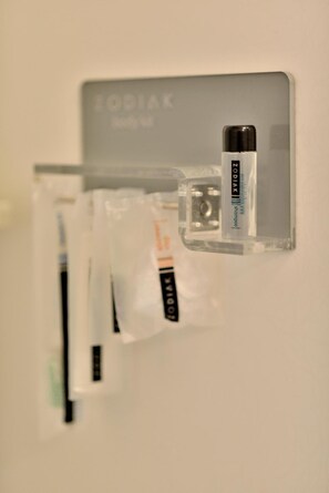 Shower, hair dryer, towels - Zodiak Kebonjati by KAGUM Hotels (Bandung)