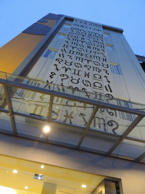 Un bâtiment doté d’une façade en verre et d’une série de chiffres sur le côté.