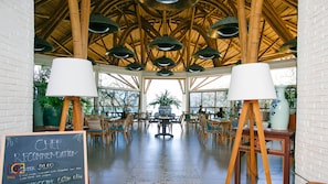 Cocina regional, restaurante con mesas al aire libre