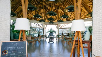 Cocina regional, restaurante con mesas al aire libre 