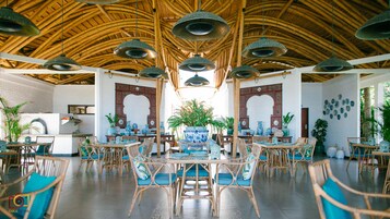 Se sirve cocina regional (con mesas al aire libre) 