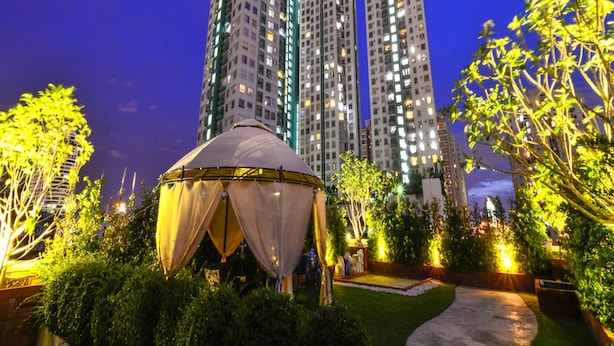 A high-rise residential building complex at night with illuminated windows. - iCheck Inn Residences Sathorn (Bangkok)