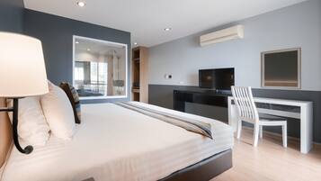 Suite, 1 Bedroom | In-room safe, desk, blackout drapes, soundproofing